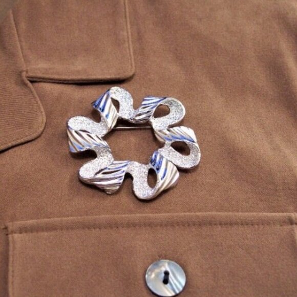 Sarah Coventry Frosted Swirl Rib Pin Brooch Silver Tone - Picture 2 of 4